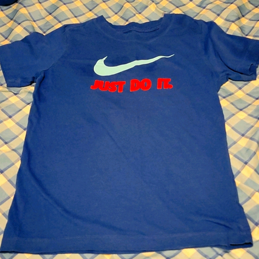 The Nike Tee boys size Medium